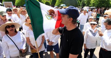 صور .. رئيس المكسيك السابق يقود مسيرة ضد حكومة الرئيس الحالى أندريس مانويل فى ليون