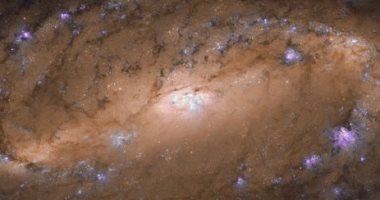 تلسكوب هابل يلتقط صورة مذهلة لمجرة على شكل "دوامة"