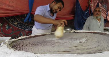 الكنافة والقطايف.. أجواء رمضانية فى الشوارع المصرية