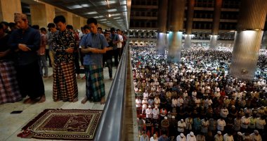 الآف المسلمين يقبلون على المساجد بإندونيسيا فى أول أيام شهر رمضان