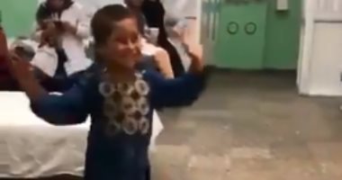 بعدما فجرها لغم.. طفل أفغانى يرقص احتفالا بتركيب طرف صناعى لقدمه "فيديو"