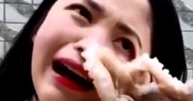 فيديو وصور .. فتاة صينية حاولت أكل أخطبوط حى فمسك فى وشها
