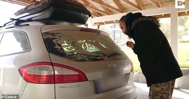 رسام يبدع لوحات بالتراب على زجاج السيارات.. ورد فعل غريب من مالكتها.. فيديو