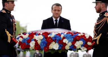 صور .. ماكرون يضع إكليل الزهور بمناسبة ذكرى الحرب العالمية الثانية فى قوس النصر بباريس