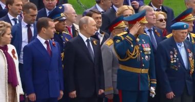 بوتين يضع إكليلا من الزهور على قبر الجندى المجهول احتفالا بذكرى النصر