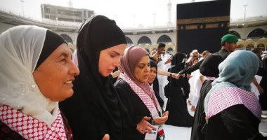 الملكة رانيا تصطحب فتيات وسيدات أردنيات لأداء مناسك العمرة.. صور