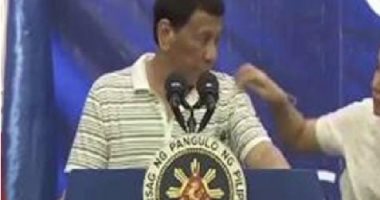 صرصور "ليبرالى" يتسلق كتف الرئيس الفلبينى خلال كلمته أمام تجمع انتخابى