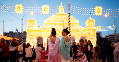 صور..انطلاق مهرجان "فيريا دى أبريل" بألوانه الزاهية بمدينة إشبيلية الاسبانية