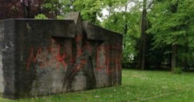 صور.. مجهولون يدنسون مقبرة عسكرية سوفيتية فى ألمانيا