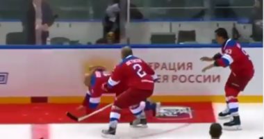 بعد تسجيله 8 أهداف..الرئيس الروسى يسقط أرضا في مباراة هوكي أثناء تحية الجمهور 
