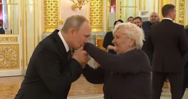 بقبلة على اليد وعناق.. بوتين يحتفى بلقاء معلمته فى المدرسة ..فيديو وصور