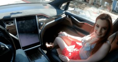 فضيحة لتسلا..تصوير فيلم إباحى بداخل سيارة Model X فى وضع القيادة الذاتية