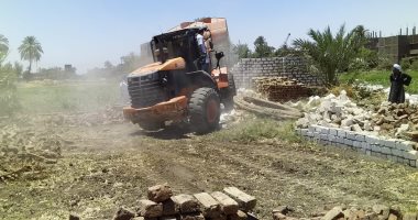 صور.. إزالة 9 حالات تعدى على الأراضى الزراعية بمدينة الزينية شمالى الأقصر
