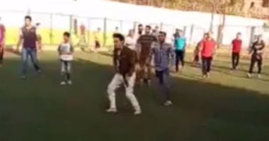 فيديو.. شاب يقتحم ملعبًا بسلاح نارى لرفض الحكم احتساب ضربة جزاء بدورة رمضانية