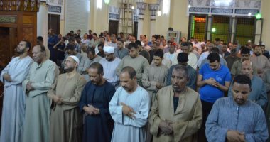 صور.. شاهد صلاة التراويج بالمسجد العمرى العتيق بمدينة إسنا جنوب الأقصر