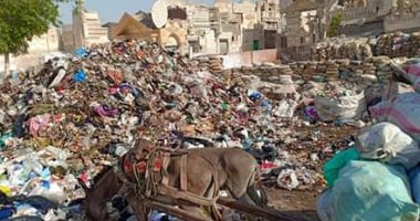 انتشار مقالب القمامة أمام مدينة الفسطاط الجديدة بجوار متحف الحضارات