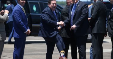 صور.. حاكم لويزيانا يستقبل الرئيس الأمريكى "بشراب" على شكل ترامب