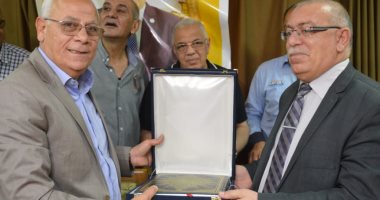 محافظ بورسعيد يكرم مدير القوى العاملة عقب ترقيته