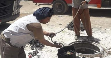 قارئ يشارك بصورة لعمال الصرف الصحى يؤدون عملهم فى الحر وهم صائمون