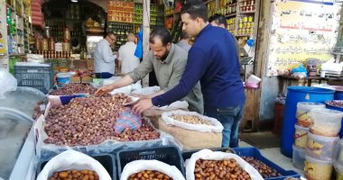 التمر و الزيتون يزينان الموائد المصرية فى رمضان