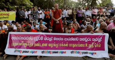 صور.. رهبان بوذيون بسريلانكا يتظاهرون احتجاجا على هجمات ضد المسلمين
