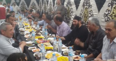 صور.. مسلم ومسيحى على مائدة إفطار رمضانية بشطانوف فى المنوفية