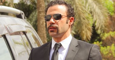 مسلسل هوجان الحلقة 11.. محمد إمام يمتلك بطاقة وموبايل وسلاح وغرفة يعيش فيها