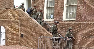 صور.. الشرطة الأمريكية تقتحم سفارة فنزويلا بواشنطن وتعتقل متظاهرين