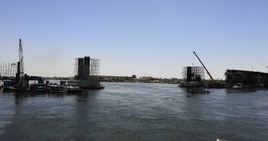 محافظ المنيا يتابع العمل في محور سمالوط على النيل