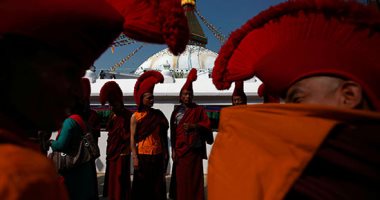 صلوات وزكاة ودموع بذكرى ميلاد بوذا فى نيبال