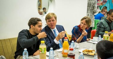 فيديو .. ملك هولندا يشارك المهاجرين المسلمين مائدة الإفطار فى لاهاى