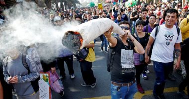 مسيرة الحشاشين..الآلاف يتظاهرون بـ"تشيلى" للتوسع فى زراعة الماريجوانا