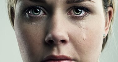 كيف يؤثر كتم الدموع على صحتك النفسية؟