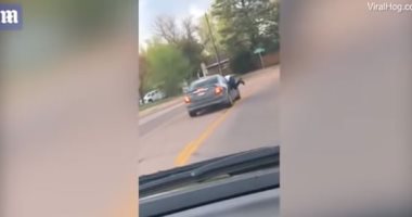 فيديو.. رجل معلق بنافذة سيارة تقودها امرأة بسرعة 115كم