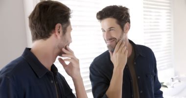 6 إشارات فى لغة الجسد هتقولك إن شريك حياتك بيحب نفسه أكثر من اللازم