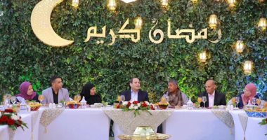 الرئيس السيسي يتناول الإفطار مع مجموعة من المواطنين بمقر إقامته