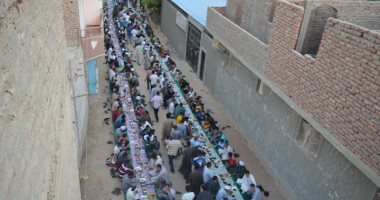 صور.. أطول مائدة إفطار جماعى لأهالى مدينة الأقصر بساحة الشيخ أحمد المرتضى