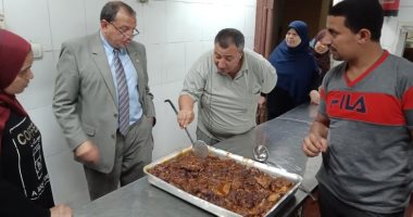 رئيس جامعة بنى سويف يزور المستشفى الجامعى ويطمئن على جودة وجبات المرضى 