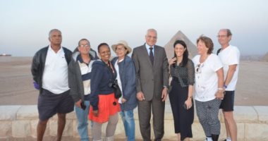 وزيرة السياحة تزور السائحين وتصطحب مجموعة في جولة بمنطقة الأهرامات عقب حادث الجيزة