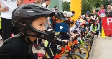 "بدون بدال".. 240 طفلا يشاركون فى مسابقة للدراجات بالصين.. فيديو