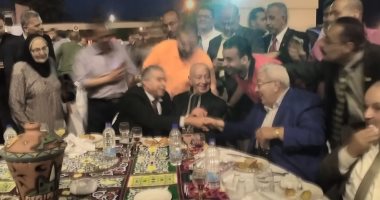 احتفاء الحضور بعبدالسلام محجوب محافظ الإسكندرية الأسبق فى حفل إفطار بالمحافظة