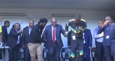 شاهد.. رئيس جنوب أفريقيا السابق يرقص بعد مغاردة محاكمته بالمحكمة العليا