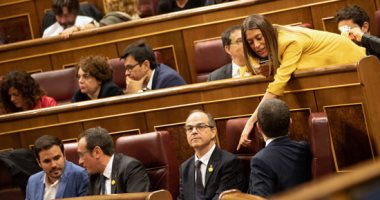 صور.. السماح لـ 5 قادة كتالونيين انفصاليين بتقديم أوراقهم للبرلمان الإسبانى