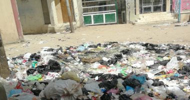 سكان كفر المنصورة بالغربية يطالبون بتوفير صناديق للقمامة ورفعها بشكل يومى