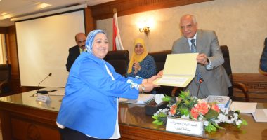 محافظ الجيزة يكرم المشرف على العلاقات العامة والإعلام بالمحافظة