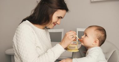 5 أطعمة ممنوع تديها لطفلك الرضيع تحت عمر السنة