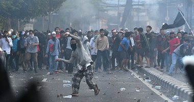 صور..اشتباكات عنيفة بين شرطة إندونيسيا ومحتجين على فوز ويدودو بفترة رئاسية ثانية