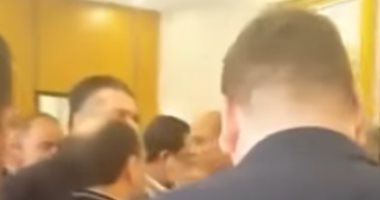 فيديو.. نواب من حزب بوتفليقة يقتحمون مكتب رئيس البرلمان للمطالبة بتنحيته