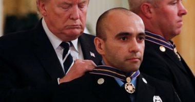 ترامب يمنح ميداليات "فالور للسلامة العامة" إلى الضباط فى البيت الأبيض