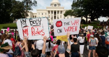 معركة الإجهاض مستمرة بأمريكا.. قاضى فيدرالى يأمر بوقف قانون تقييد الإجراء بتكساس
